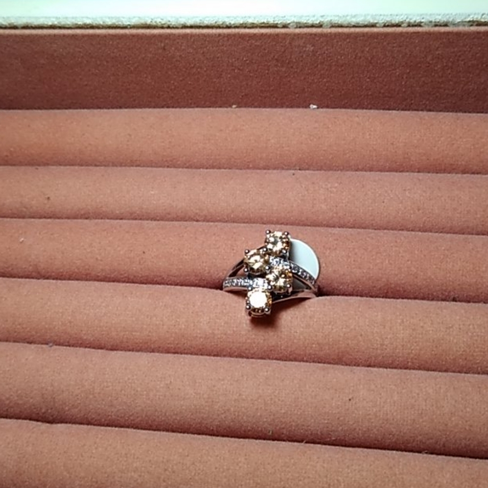 New ring - Picture 2 of 4